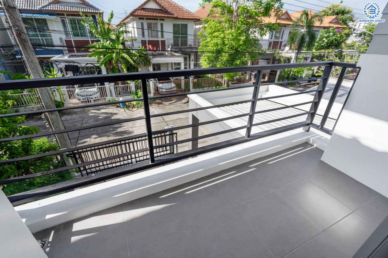 บ้านมือสองตกแต่งใหม่ ม.ปารวีร์ เพชรเกษม63 บ้านแฝดฟังก์ชันระดับบ้านเดี่ยว เนื้อที่ 36 ตร.ว. ฟังก์ชัน 3 ห้องนอน 2 ห้องน้ำ 1 ที่จอดรถ บนพื้นที่ใช้สอย 133 ตร.ม. ทำเลศักยภาพ เชื่อมต่อหลายเส้นทาง ใกล้เดอะมอลล์บางแค จุดขึ้นทางด่วน "พระราม2" และรถไฟฟ้าสายสีน้ำเงิน "สถานีหลักสอง"